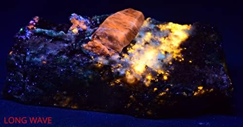 76 грам флуоресцентен редок авганистански кристал со варнерит скаполит на матрица