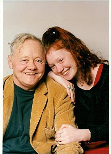 Гроздобер фотографија на актерот Дадли Сатон и неговата ќерка Фани.