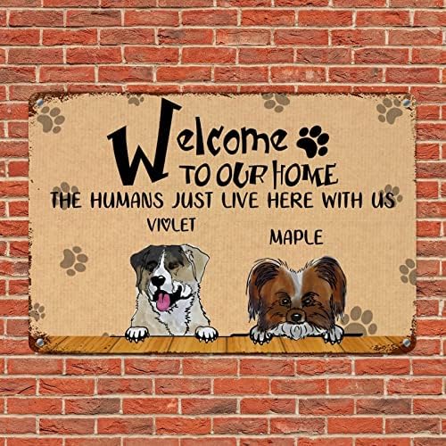 Алиојоит Смешно Метално Куче Знак Плакета Сопствени Кучиња Име Добредојдовте Во Нашиот Дом Луѓето Овде Со Нас Ретро Закачалка За Врата За Кучиња