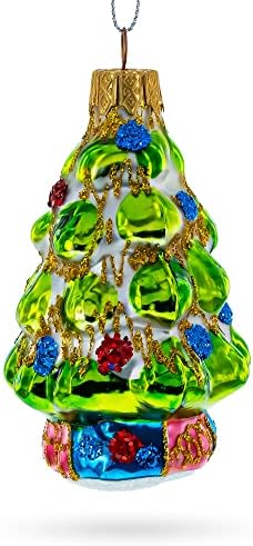 Божиќна дрво со стакло за подароци околу украси
