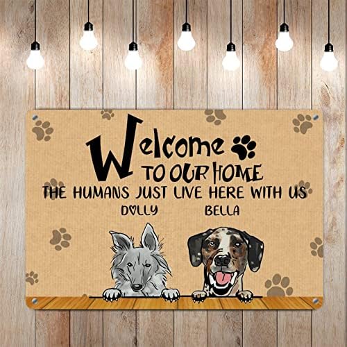Алиојоит Смешно Куче Метален Знак Прилагодено Име На Кучиња Добредојдовте Во Нашиот Дом Луѓето Овде Со Нас Закачалка За Врата За Миленичиња
