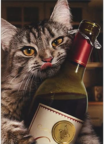Avanti Press Cat Linking Lips додека држеше шише со шише со вино со тематска смешна/хумористична роденденска картичка