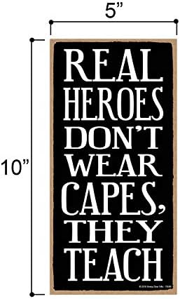 Вистинските херои не носат капачиња што ги учат - 5 x 10 инчи виси знаци, wallидна уметност, декоративен знак за дрво, подароци за наставници