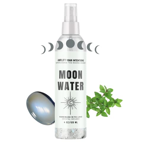 Месечината вода - вода обвинета со кристали и месечина - одлична за ритуали на месечината, расчистување на енергија и медитација