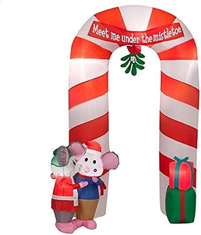 Gemmy Airblown на надувување на глувчето, кој стои покрај бонбони од трска, со висечки подароци за лапави и банер-декорација за празници, висока 9 метри висока x 5,5 метри дла