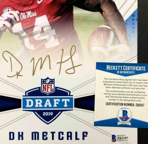 DK Metcalf потпиша 2019 Panini Score Draft RC Rookie 8x10 Photo Bas Coa Beckett - Autographed NFL фотографии