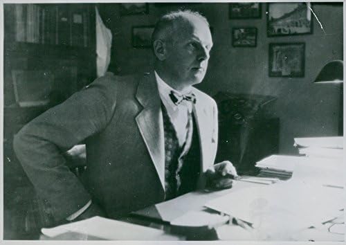 Гроздобер фотографија на професорот Хилдинг Берглунд на својата маса.