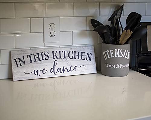 Знаци на Чико Крик во оваа кујна, ние танцуваме фарма куќа рустикална wallидна уметност кујна знак за кујнски декор, знак за дрво, подарок
