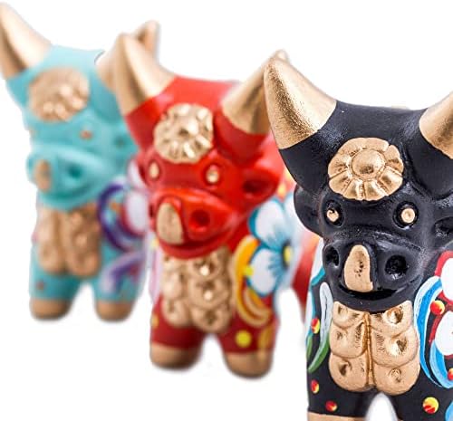 Новика керамички фигурини мали пукара бикови сет од 3 рачно изработени мултикорозни три 2in h x 2in w x 1.2in d перу скулптура животно тематско