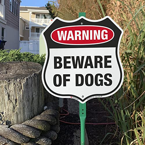 SmartSign 12 x 11,5 инчи „Предупредување - Пазете се од кучињата“ во дворот на дворот со 3 стапки на нозете, 40 милји ламинат