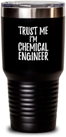 Верувај Ми Јас Сум Хемиски Инженер Тамблер Смешна Идеја За Подароци На Работното Место Колега Шега Изолирана Чаша Со Капак Црна 30 Мл