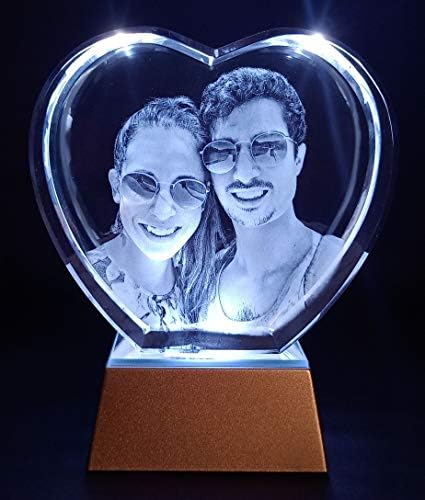 Јаги 3Д фото врежана рамка за слика во форма на кристално срце во која има висока дефиниција 3Д кристална фотографија персонализирана +