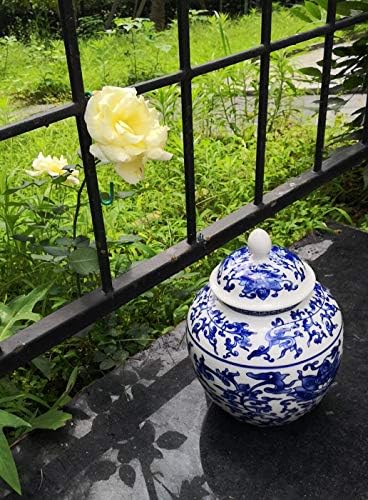 Антички кинески стил сино-бел порцелански шлем во форма на храм.