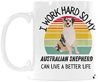 Јас работам напорно за да може мојот австралиски овчар да може да живее подобар живот смешен lубител на кучиња Цитат ретро гроздобер 04 со чаша чај од 11 мл чаша чај