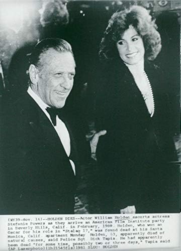 Гроздобер фотографија на Вилијам Холден и Стефани Пауерс пристигнуваат на забавата на американскиот филмски институт во Беверли Хилс