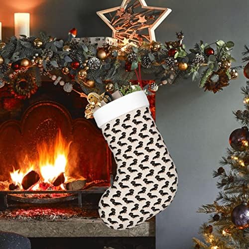 Божиќни чорапи на Аугенстер, слатки подароци од дахшунд, двострано камин што виси чорапи