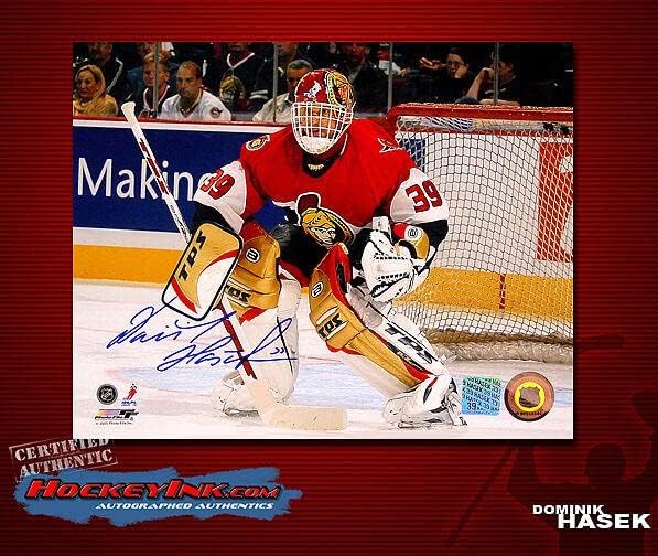 Доминик Хасек ги потпиша сенаторите на Отава 8 x 10 Фото -70319 Hall of Fame 2014 - Autographed NHL Photos