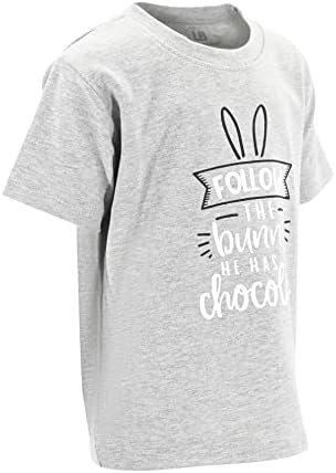 Единствени бебешки момчиња Велигденско зајаче има смешна маица со чоколадо