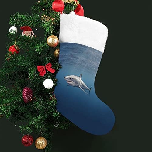 Шортфин ајкула под морето Божиќни чорапи за порибување со кадифен камин што виси за декор за домашно дрво