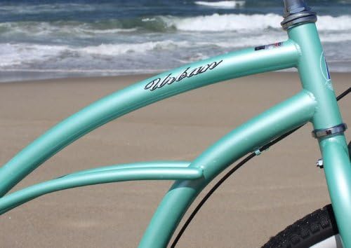 Велосипед за крстарење со урбана дама на плажа