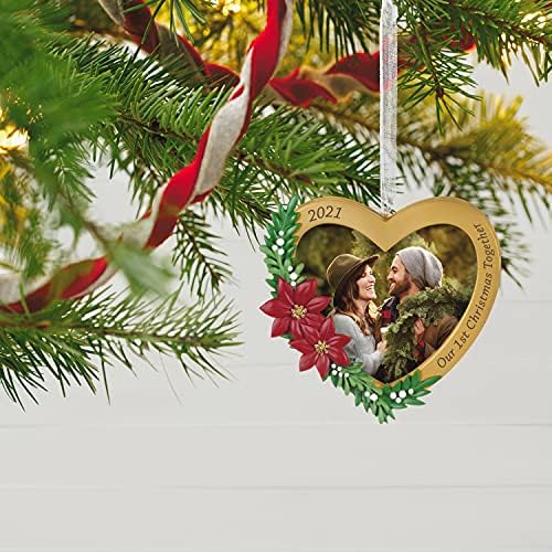 Hallmark Keepsake Божиќниот украс, година датира 2021 година, нашиот 1 -ви Божиќ заедно рамка за фотографии на срце