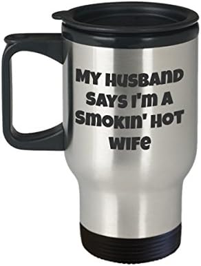 Драга Сопруга Патување Кригла-Маж Вели Дека Има Пушењето Топла Жена Кафе Кригла