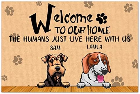 Добредојдовте Во Нашиот Дом Луѓето Едноставно Живеат Тука Со Нас Внатре Надвор Од Влезот Персонализирано Име На Куче Кучиња Шепи Печатење
