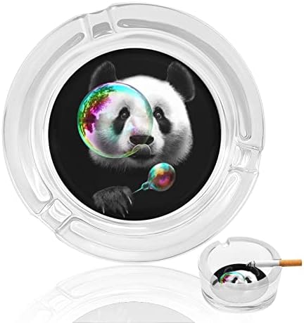 Симпатична панда дува меурчиња цигари стакло од пепелници околу држачот за пушење на пепел