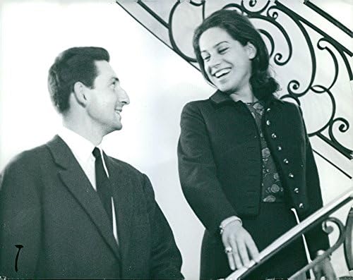 Гроздобер фотографија на принцот Мајкл од Грција гледајќи во Марина Карела додека тие 39; повторно се на скалите.