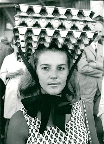 Гроздобер фотографија на J228; Герро Дерби. Г-ѓа Ана-Керсти Сандберг со нејзината капа направена од позлатени картони со јајца