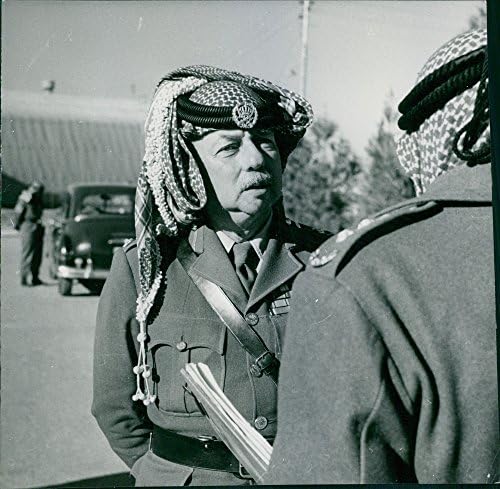 Гроздобер фотографија на јорданските офицери кои разговараат.