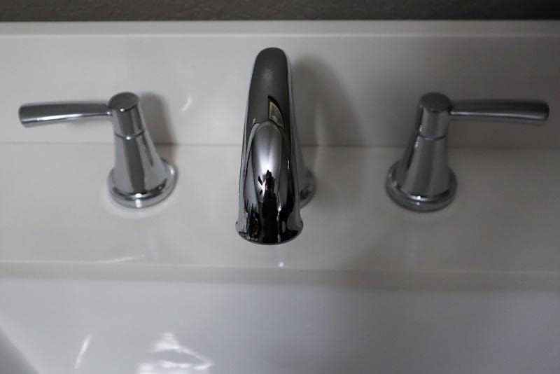 Делта Казара 8 внатре широко распространета тапа за бања со двојна рачка во полиран хром