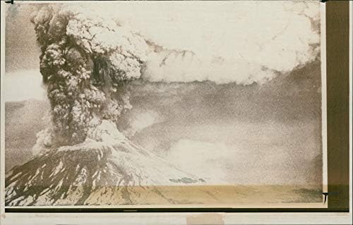 Гроздобер фотографија на вулканска пепел што се издига од планината Свети Хеленс.