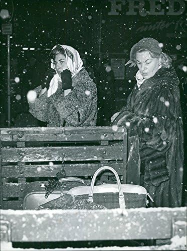 Гроздобер фотографија на принцезата Сораја стои со жена во снежни врнежи.